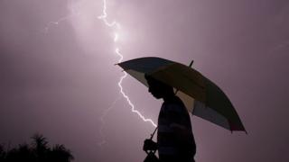 साल 2005 से भारत में हर साल कम से कम 2000 लोगों की मौत बिजली गिरने के कारण होती है.