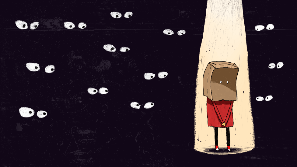 Ilustração mostrando pessoa tímida, com a cabeça coberta por saco de papel, iluminada e sendo observada