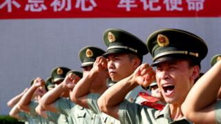 miembros del PC chino y de la fuerza paramilitar en un evento para celebrar los 98 años de existencia de la formación, el pasado junio, en Shenzhen.