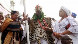 Alaafin Ọyọ, Adeyẹmi III n gbe ọpa asẹ fun Aarẹ Gani Adams