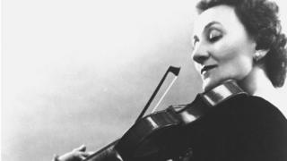 Erica Morini tocando el violín