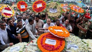 Pobladores de Bangladesh asisten a un homenaje a las víctimas.