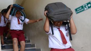 Anak-anak sekolah di Tanjung Benoa, Bali, tengah mengikuti drill jika ada tsunami, 15 Agustus 2017.