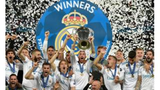 Awọn agbabọọlu real Madrid n yọ pelu ife wọn