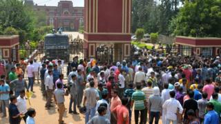 ঘটনার পর ওই স্কুলের সামনে অভিভাবকদের জমায়েত ও বিক্ষোভ