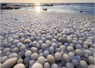 พบก้อนน้ำแข็งรูปไข่จำนวนมาก บนชายหาดเกาะไฮลัวโท (Hailuoto) ของฟินแลนด์ เมื่อวันอาทิตย์ที่ผ่านมา