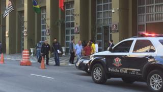 Policiais em frente ao Departamento de Homicídios e de Proteção à Pessoa, em São Paulo