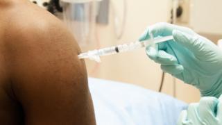 Umuntu ari guhabwa urukino rwa Ebola