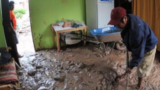 Un hombre en una casa llena de lodo, en Aplao, Arequipa