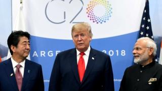 जपानचे पंतपधान शिंझो आबे, अमेरिकेचे डोनाल्ड ट्रंप आणि भारताचे पंतप्रधान नरेंद्र मोदी