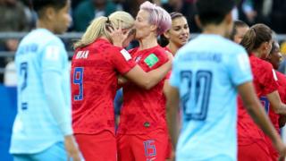Lindsey Horan takım arkadaşı Meghan Rapinoe'yu tebrik ediyor.