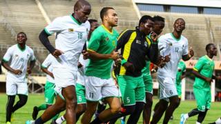 L'équipe du Zimbabwe, avec le capitaine Willard Katsande, en préparation au stade national à Harare