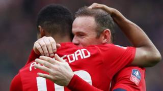 Rashford et Wayne Rooney se félicitent mutuellement après un but signé