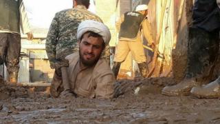 گستردگی سیلاب و امکانات محدود باعث کندی عملیات امداد و نجات شده است