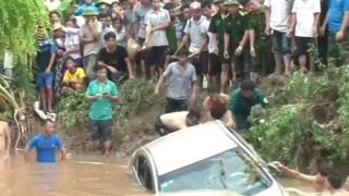 Xe hơi bị lũ cuốn trôi tại Thái Nguyên