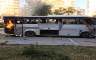 Mersin'de saldırı sonrası yanan polis servis aracı