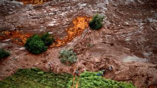 Вид с воздуха на грязь и отходы от бедствия, вызванного разливом плотины в Брумадинью, Минас-Жерайс, Бразилия, 26 января 2019 года