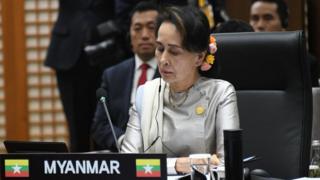 ဒေါ်အောင်ဆန်းစုကြည်က နိုင်ငံခြားရေးဝန်ကြီးအဖြစ် မြန်မာကိုယ်စားလှယ်အဖွဲ့ကို ဦးဆောင်ပြီး သွားရောက်ရင်ဆိုင်မှာဖြစ်