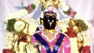 कुर्ता-चूड़ीदार वाली देवी