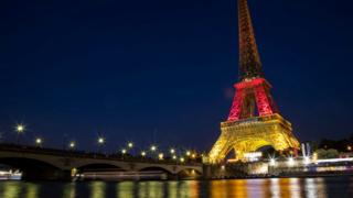 Эйфелева башня освещена в национальных цветах Германии, чтобы отдать дань памяти жертвам стрельбы в Мюнхене 22 июля в Париже, Франция, 23 июля
