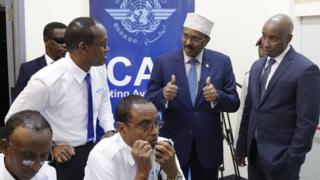 Madaxweyne Farmaajo oo qaar ka mid ah shaqaalaha maamulka hawada Soomaaliya ay u sharaxayaan sida qalabka uu u shaqeynayo