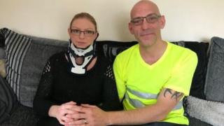 A história da mulher que pode morrer se virar a cabeça para o lado errado A história da mulher que pode morrer se virar a cabeça para o lado errado