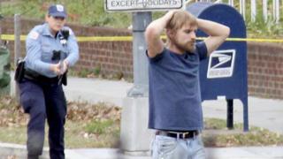 警察に投降したエドガー・マディソン・ウェルチ容疑者(28)