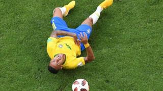 Cầu thủ Brazil Neymar bị chỉ trích vì các màn ăn vạ