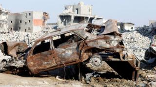 Restos de un auto y edificios en la ciudad de Awamiya, Arabia Saudita (9 de agosto de 2017)