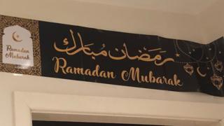 لافتة مكتوب عليها "رمضان كريم" في منزل علياء