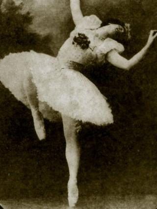 1910'larda ünlü balerin Matilda Kşesinskaya gibi giyinen bir drag queen