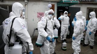 Солдаты южнокорейской армии на дезинфекции сеульских трущоб