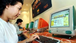 Mujer navegando en AOL.