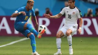 Neymar y Cristian Gamboa de Costa Rica.