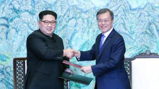 金正恩與文在寅交換《板門店宣言》