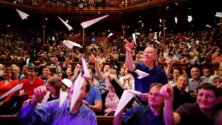 Lanzamiento de aviones de papel en Harvard