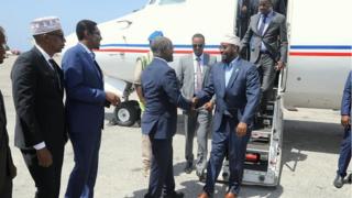 Axmed Madoobe ayaa si diirran loogu soo dhaweeyay garoonka Aadan Cadde ee magaalada Muqdisho