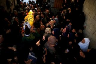فلسطينيون يشيعون قتيلا قضى في القصف الإسرائيلي