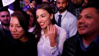 29歲的亞歷山大·奧卡西奧-科特斯(中立白衣者,Alexandria Ocasio-Cortez)當選美國國會有史以來最年輕的女議員