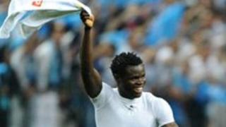 Taye Taiwo lors d'une victoire de Marseille en finale de la Coupe de la Ligue.