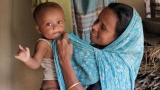 শিশুর পরিচর্যা করছেন একজন মা (ফাইল ছবি)