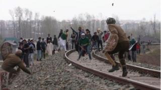 কাশ্মীরে বিক্ষোভকারী ও নিরাপত্তা বাহিনীর সদস্যদের মধ্যে সংঘর্ষ