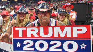 Trump 2020: Un hombre sostiene una pancarta a favor de Trump a la llegada al rally en Orlando, Florida.