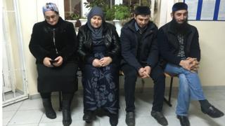 Сестры Зарифы Саутиевой и двое жителей Ингушетии, приехавшие на заседание суда в г.Ессентуки