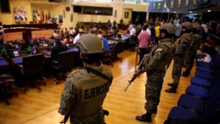 Soldados armados ocupam Congresso de El Salvador