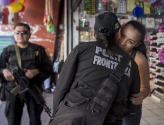 La sargento López saludando a una amiga.