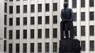Памятник Ленину в Белоруссии - в Минске, у Дома правительства