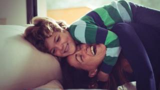 Mãe e seu filho que sofre de Dent