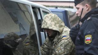 Українського моряка виводять з суду російські силовики