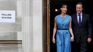 投票所のキャメロン首相夫妻(23日)